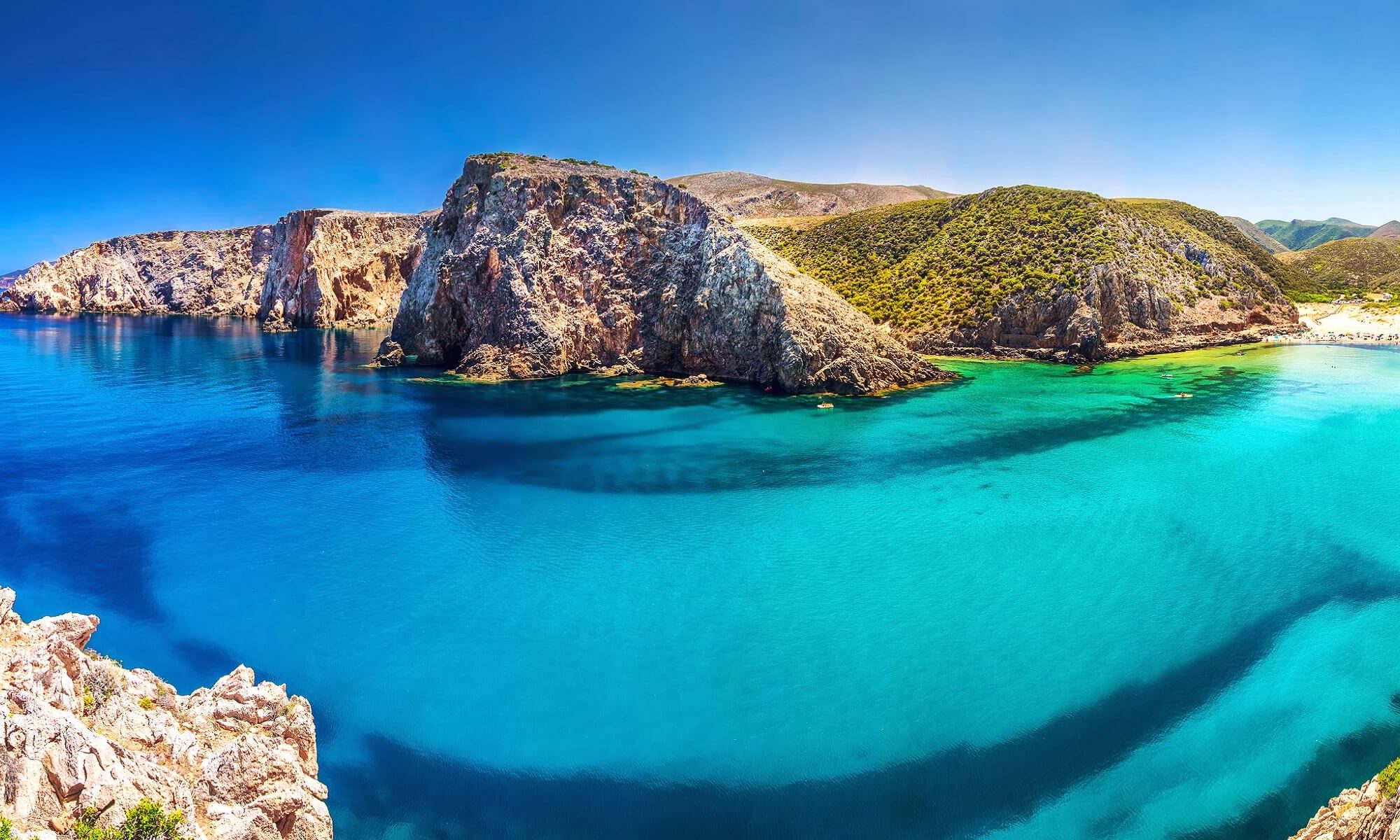 Türkis blaues Wasser wohin das Auge in Sardinien nur reichen mag