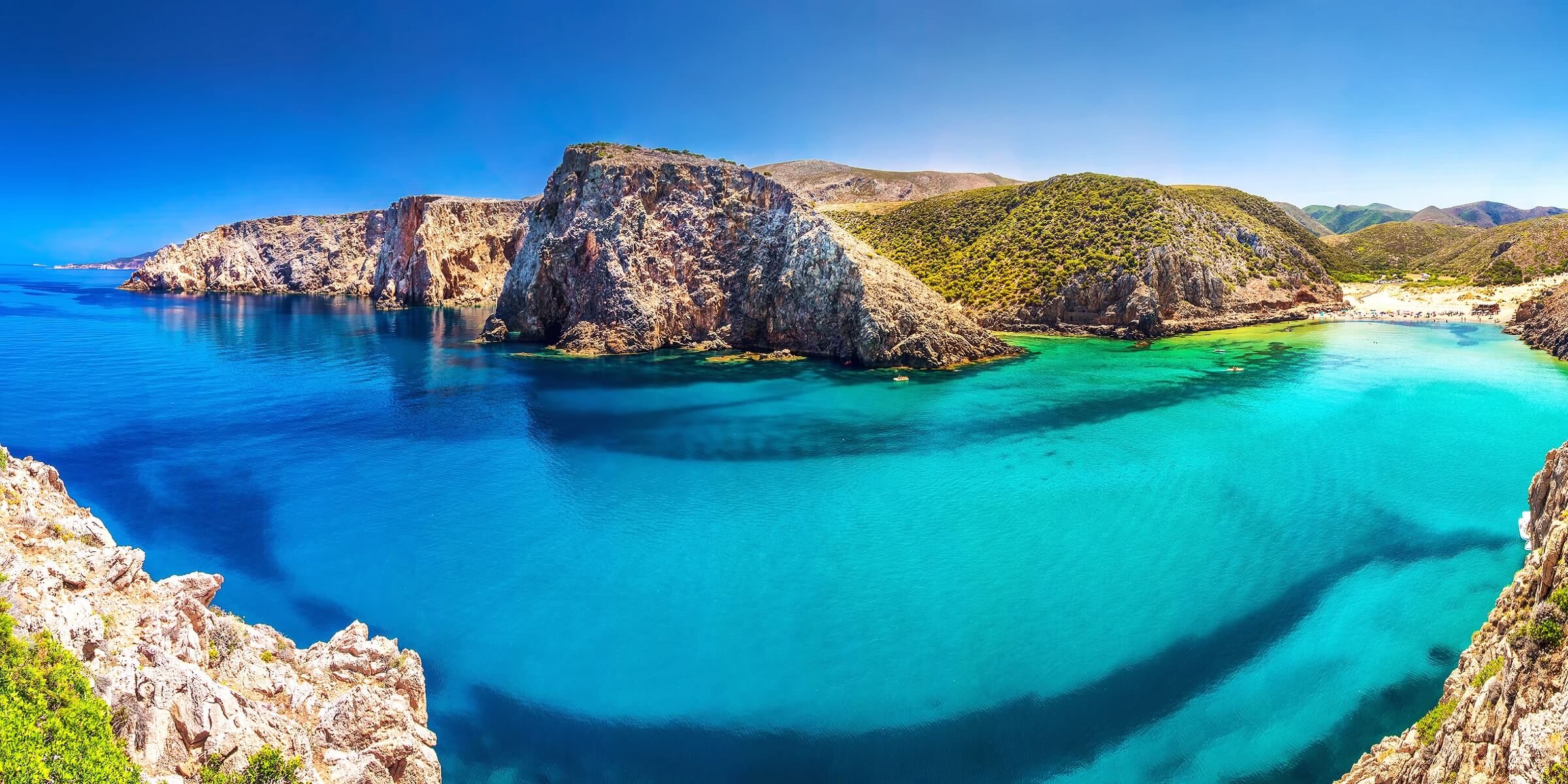 Türkis blaues Wasser wohin das Auge in Sardinien nur reichen mag