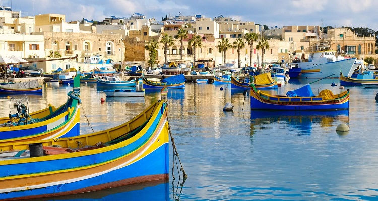 Bunte Frischerboote verzieren den Hafen von Malta
