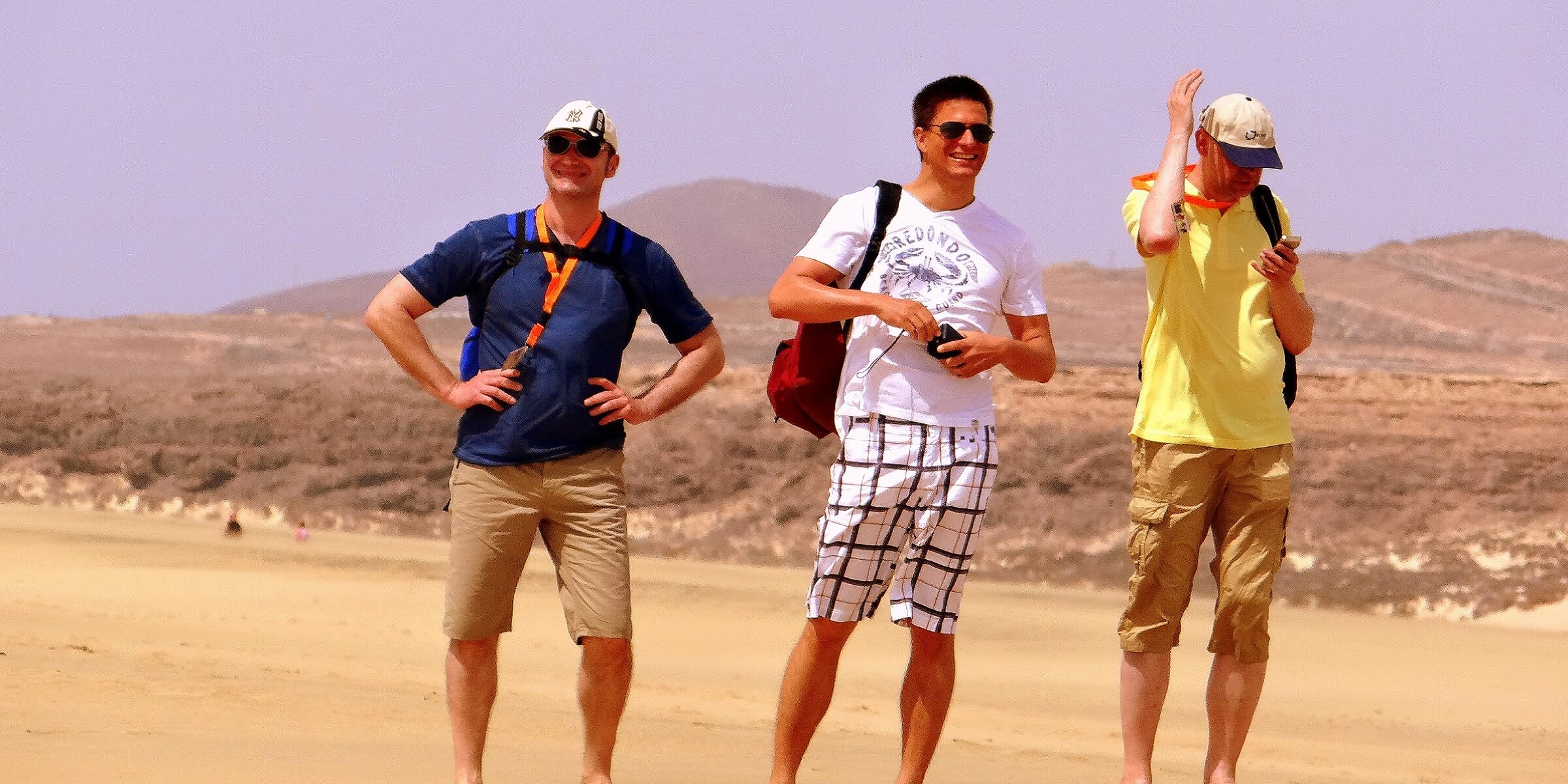 Singlemänner auf der Strandwanderung auf Fuerteventura.