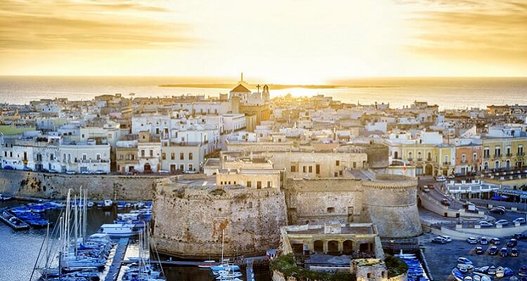 Gallipoli gilt als die schönste Stadt an der Westküste der Region Salento in Apulien