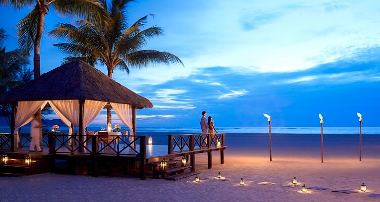 Romantische Stimmung am Strand zur Abendstunde