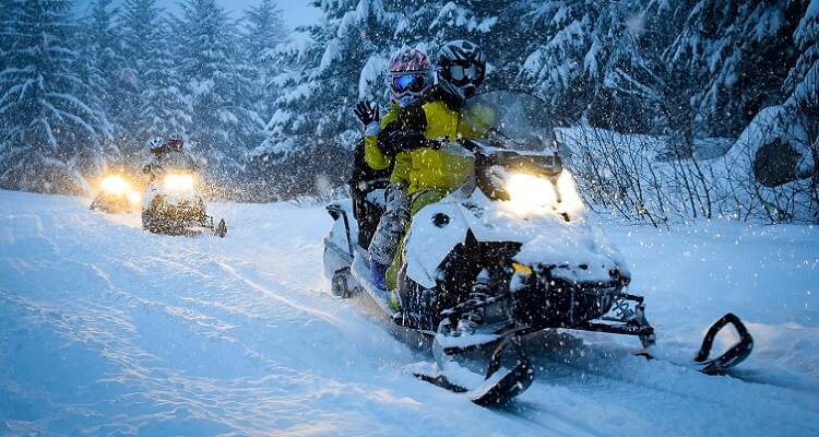 Spannende Motorschlitten-Tour in Ihrem Single Urlaub in Lappland