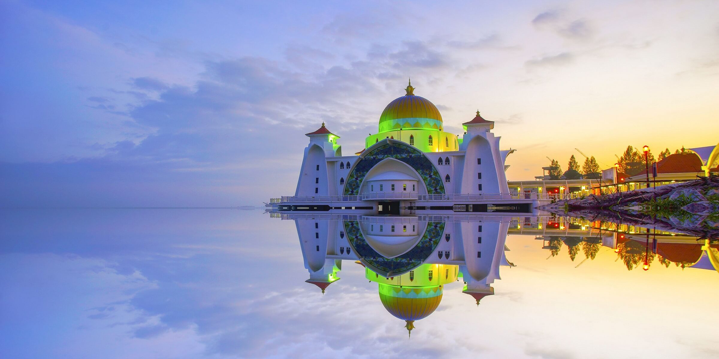 Beeindruckende Moschee in Malacca direkt am Wasser gebaut