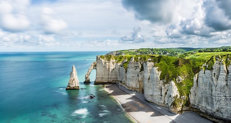 Die beeindruckenden Étretat Felsen in der Normandie