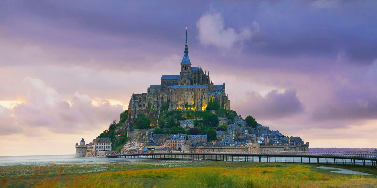 Den Mont Saint Michel begutachten wir von einem Schiff aus und nicht wie die ganzen anderen Touristen in Schaaren zu Fuß