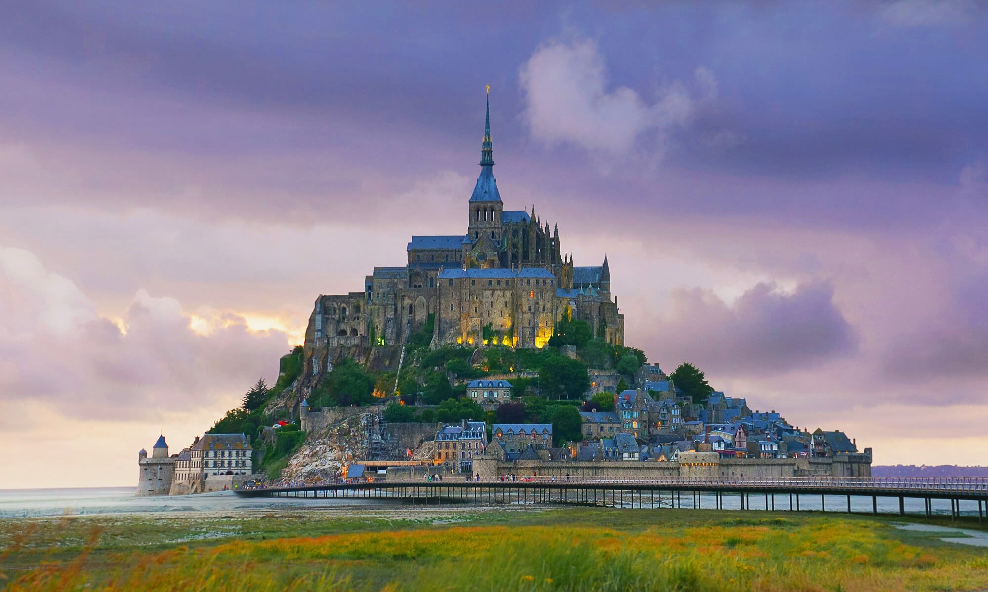 Den Mont Saint Michel begutachten wir von einem Schiff aus und nicht wie die ganzen anderen Touristen in Schaaren zu Fuß