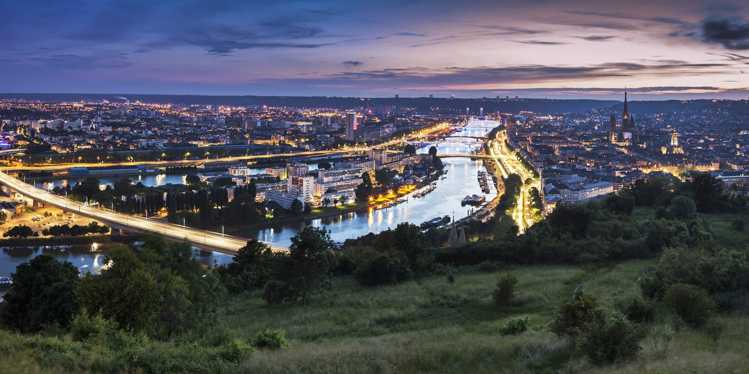 Rouen in der Normandie bei Sonnenuntergang