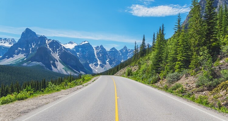 Der Highway zu den Rocky Mountains in Kanada