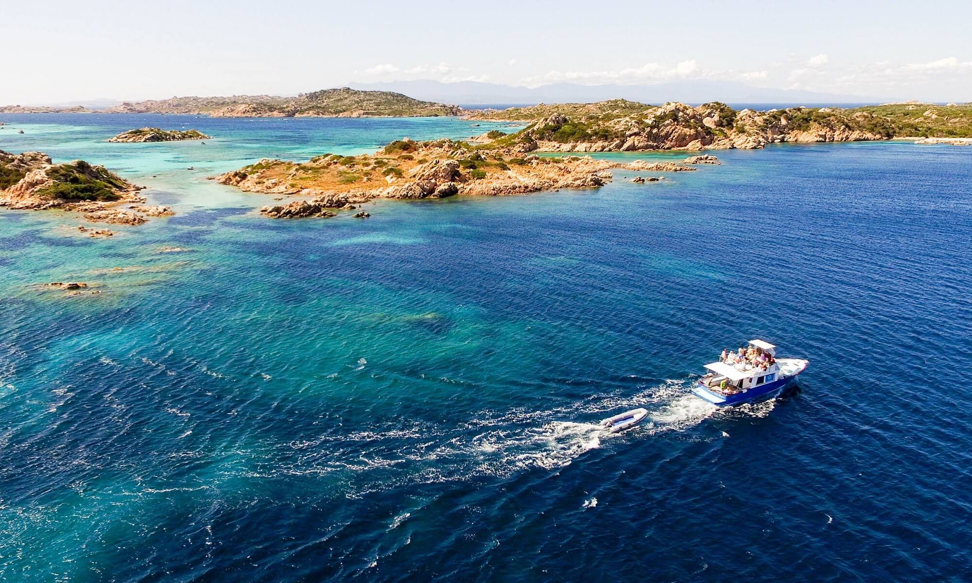 Sardinien wird nicht umsonst die kleine Schwester der Karibik genannt - blaues Wasser und weiße Strände