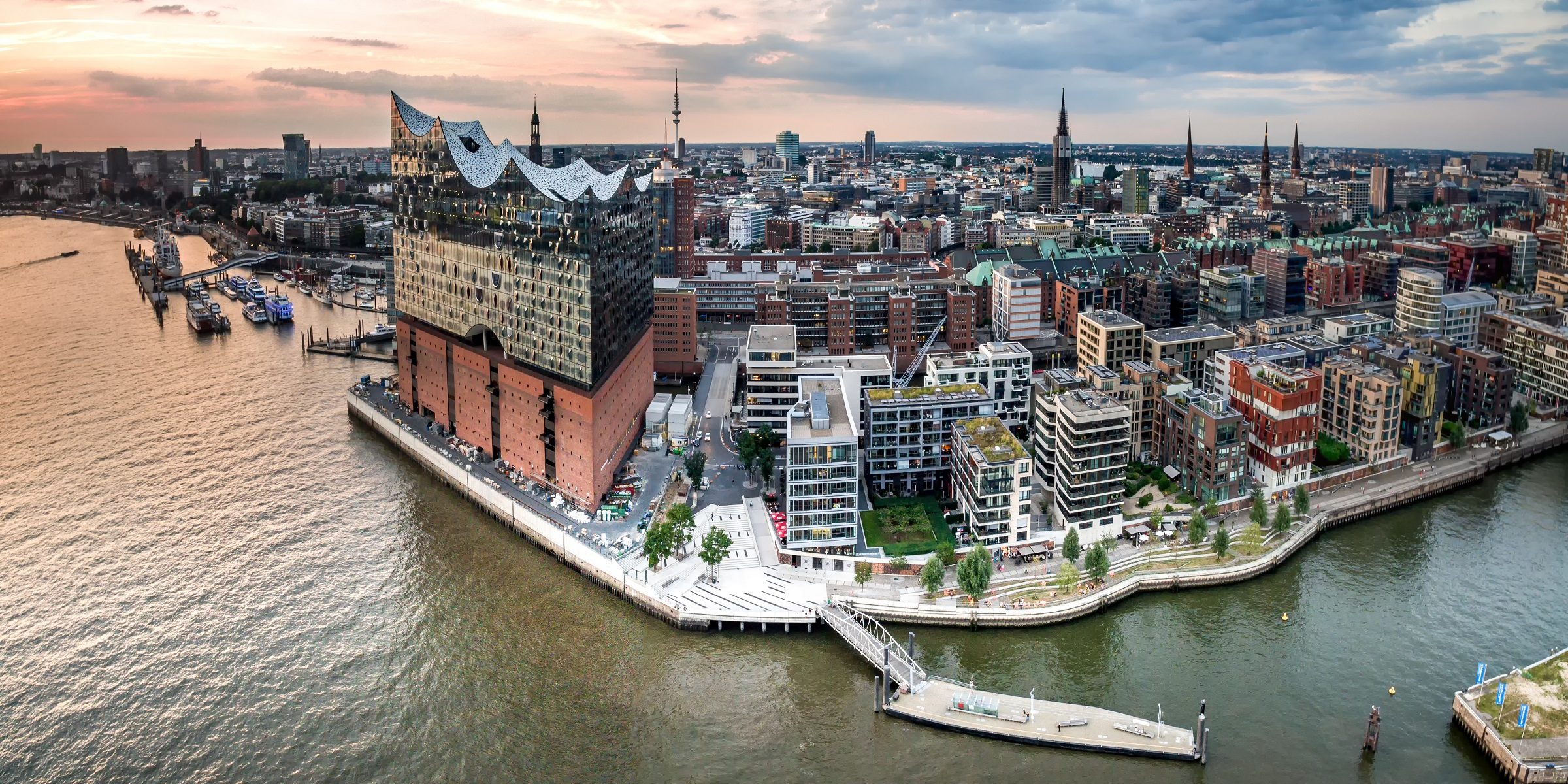 Panorama über Hamburg mit Elbphilharmonie