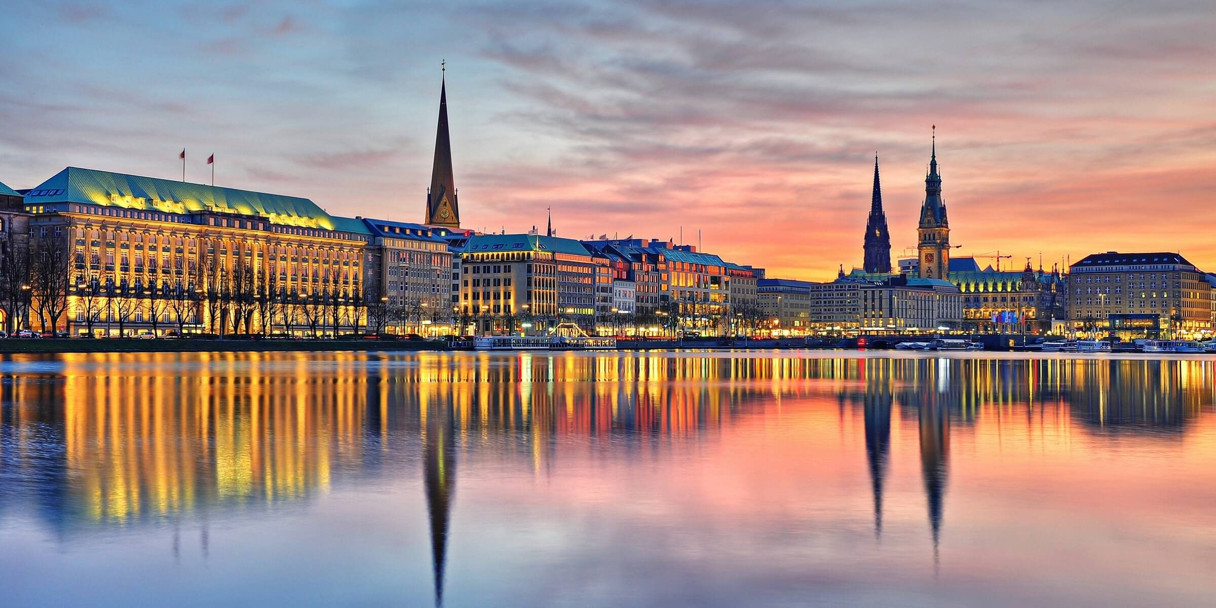 Der Hamburger Hafen in abendlicher Stimmung