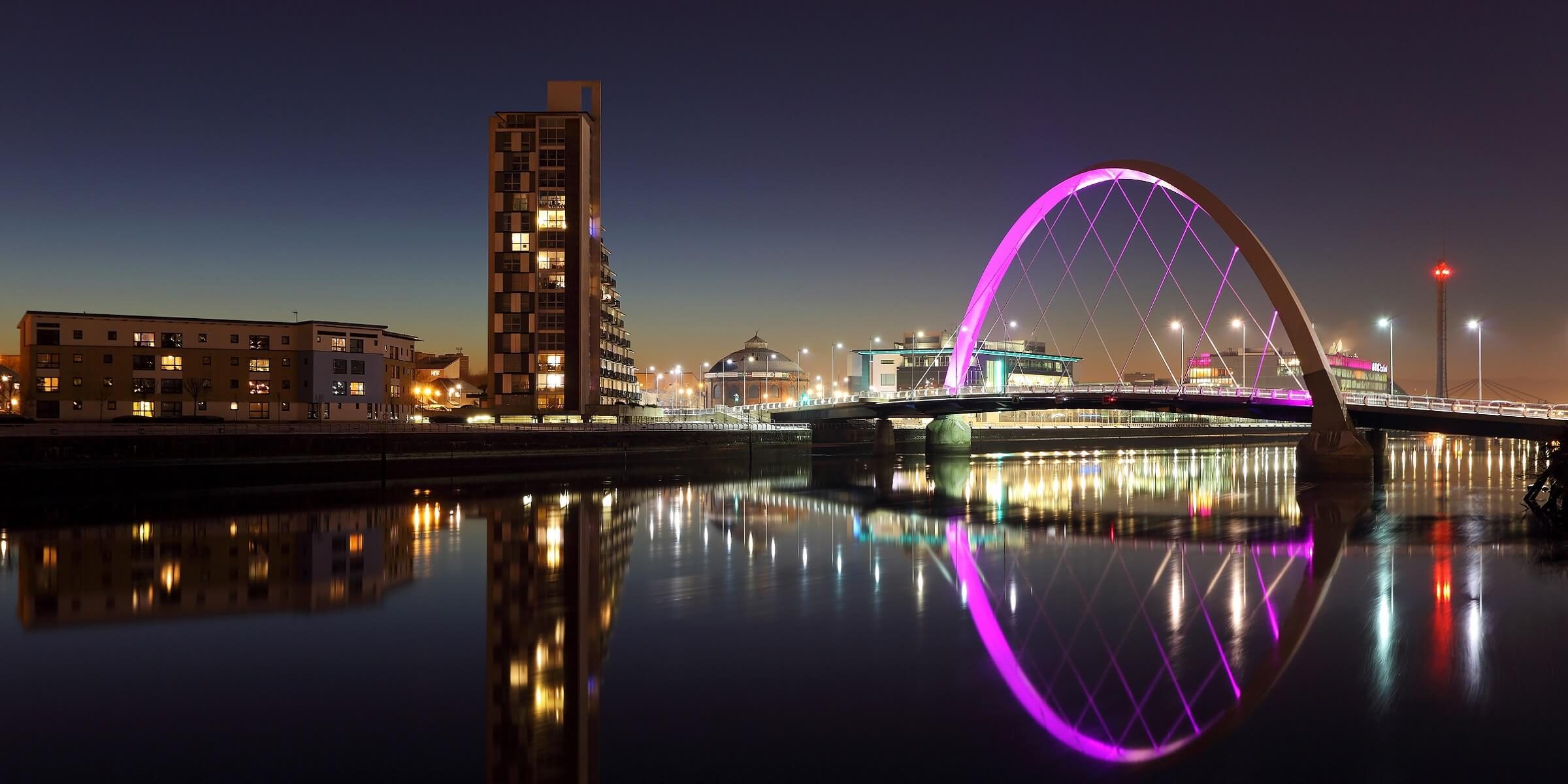 Erleben Sie den Clyde River in Glasgow bei abendlicher Stimmung und Beleuchtung