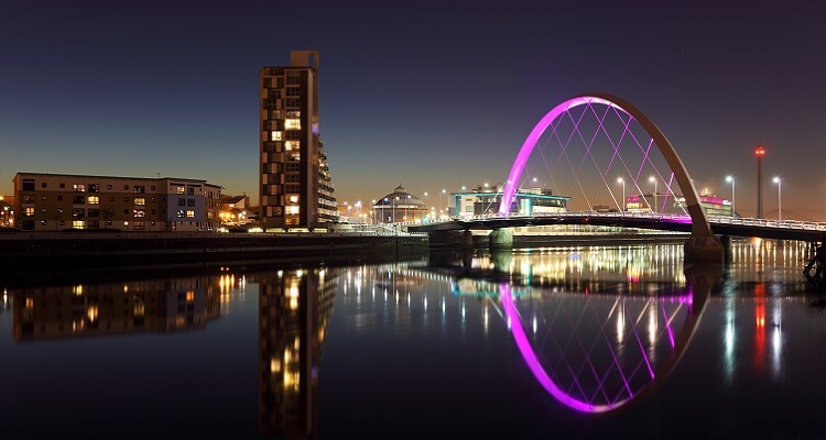 Erleben Sie den Clyde River in Glasgow bei abendlicher Stimmung und Beleuchtung