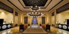 Lobby mit Rezeption im Qasr al Sarab Desert Hotel in den Vereinigten Arabischen Emiraten