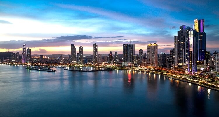 Skyline von Panama City am Abend