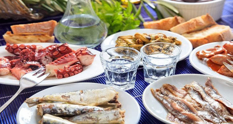 Ouzo und Essen auf Zypern