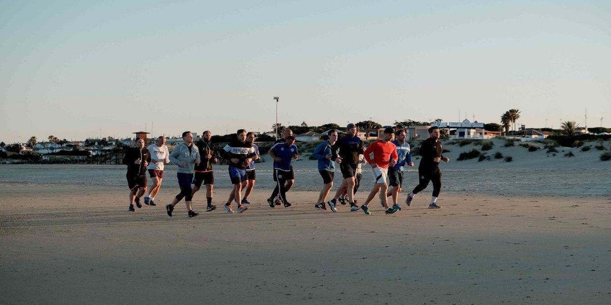 Laufen am Strand beim Men's Health Camp