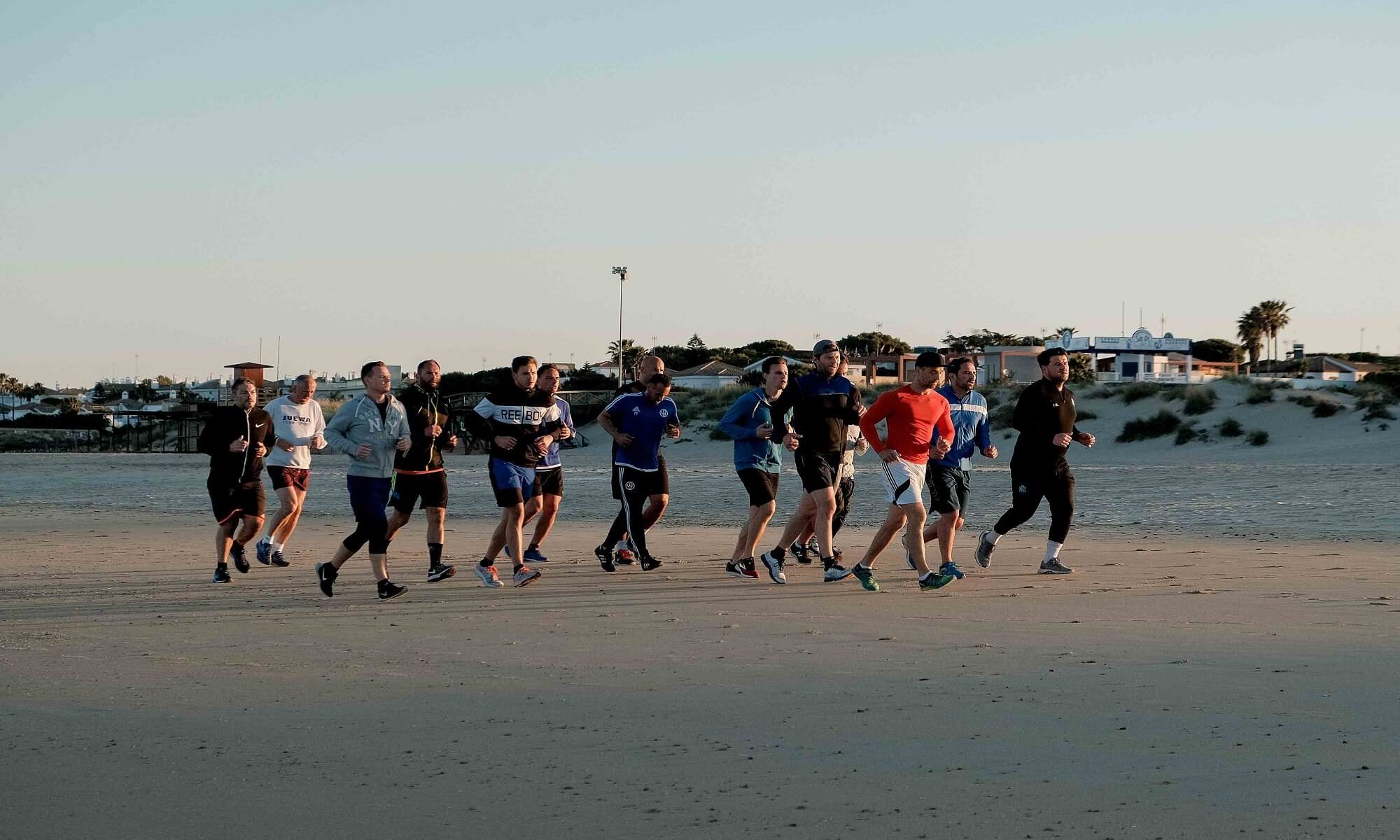 Laufen am Strand beim Men's Health Camp