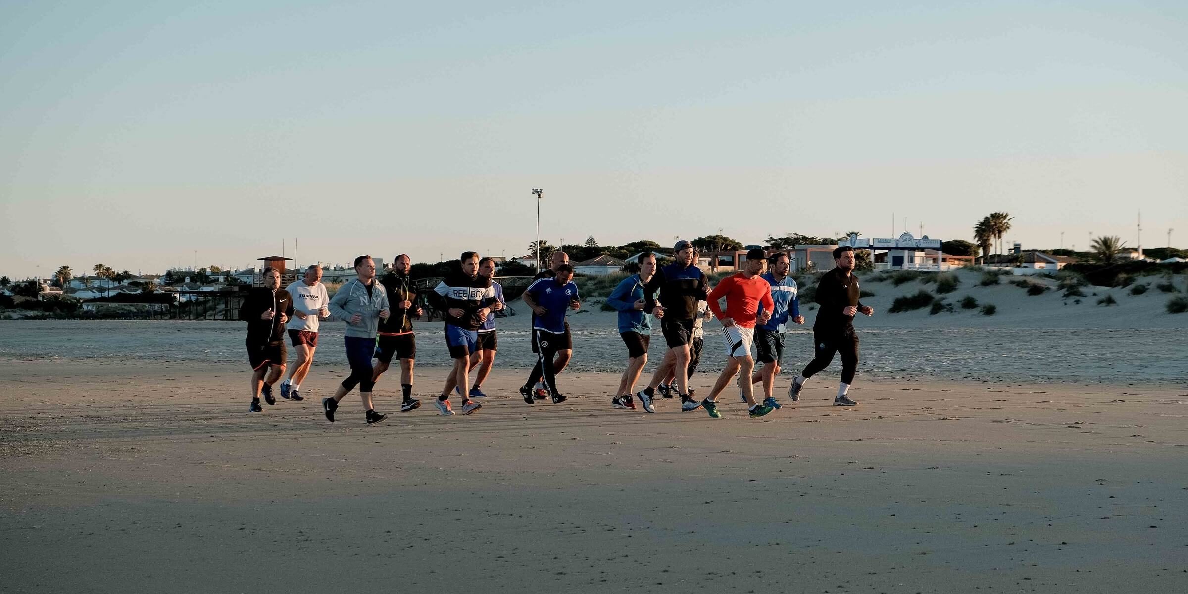 Laufen am Strand beim Men's Health Camp