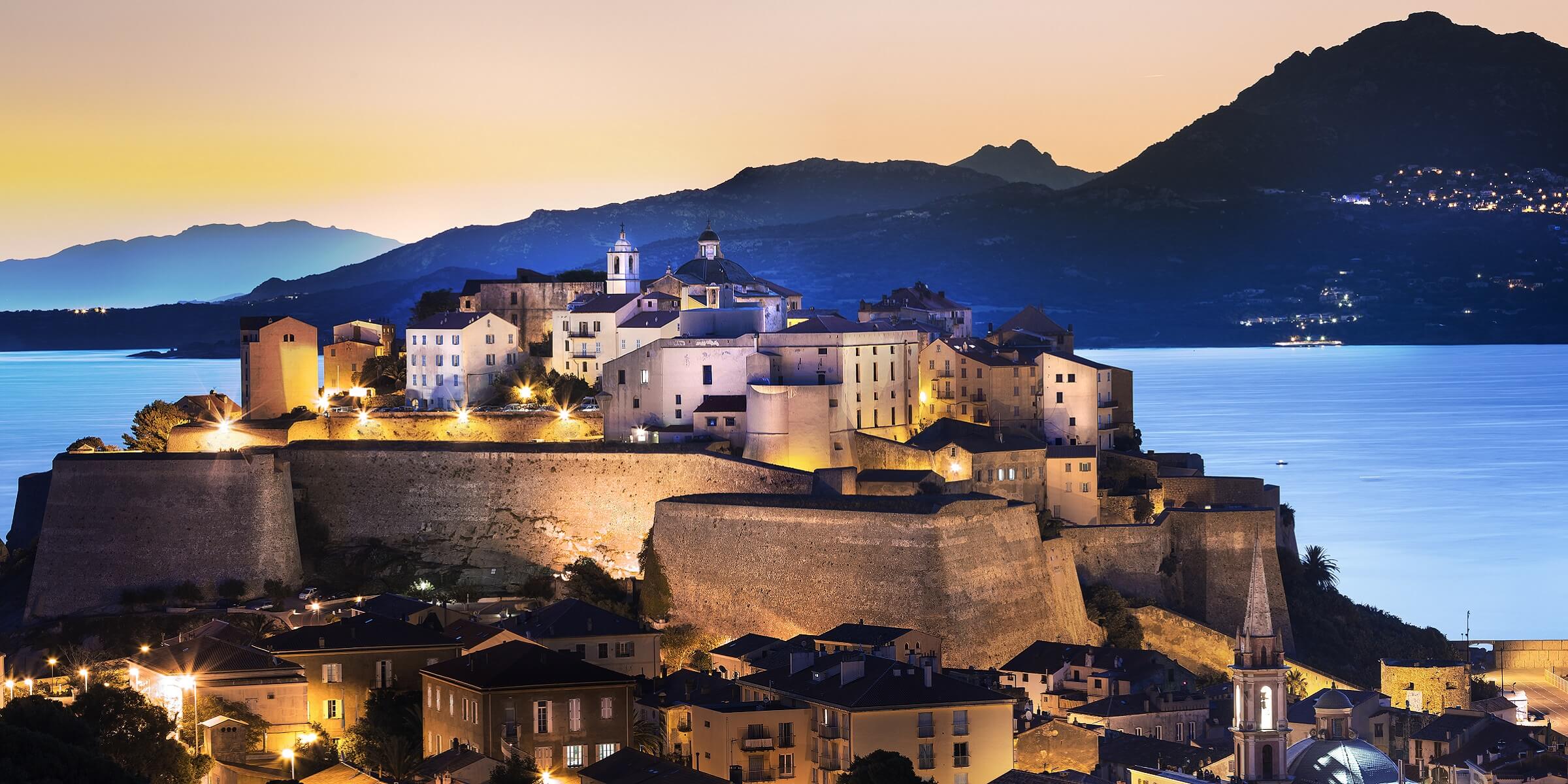 Die Festung in Calvi auf Korsika bei Sonnenuntergang