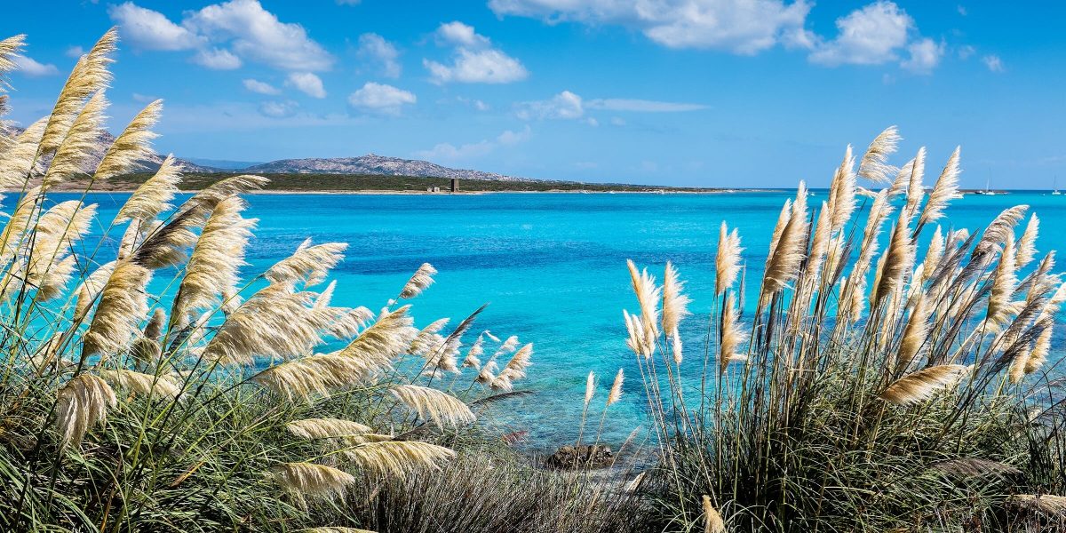 Türkisblaues Meer gibt es am Stintino Strand auf Sardinien