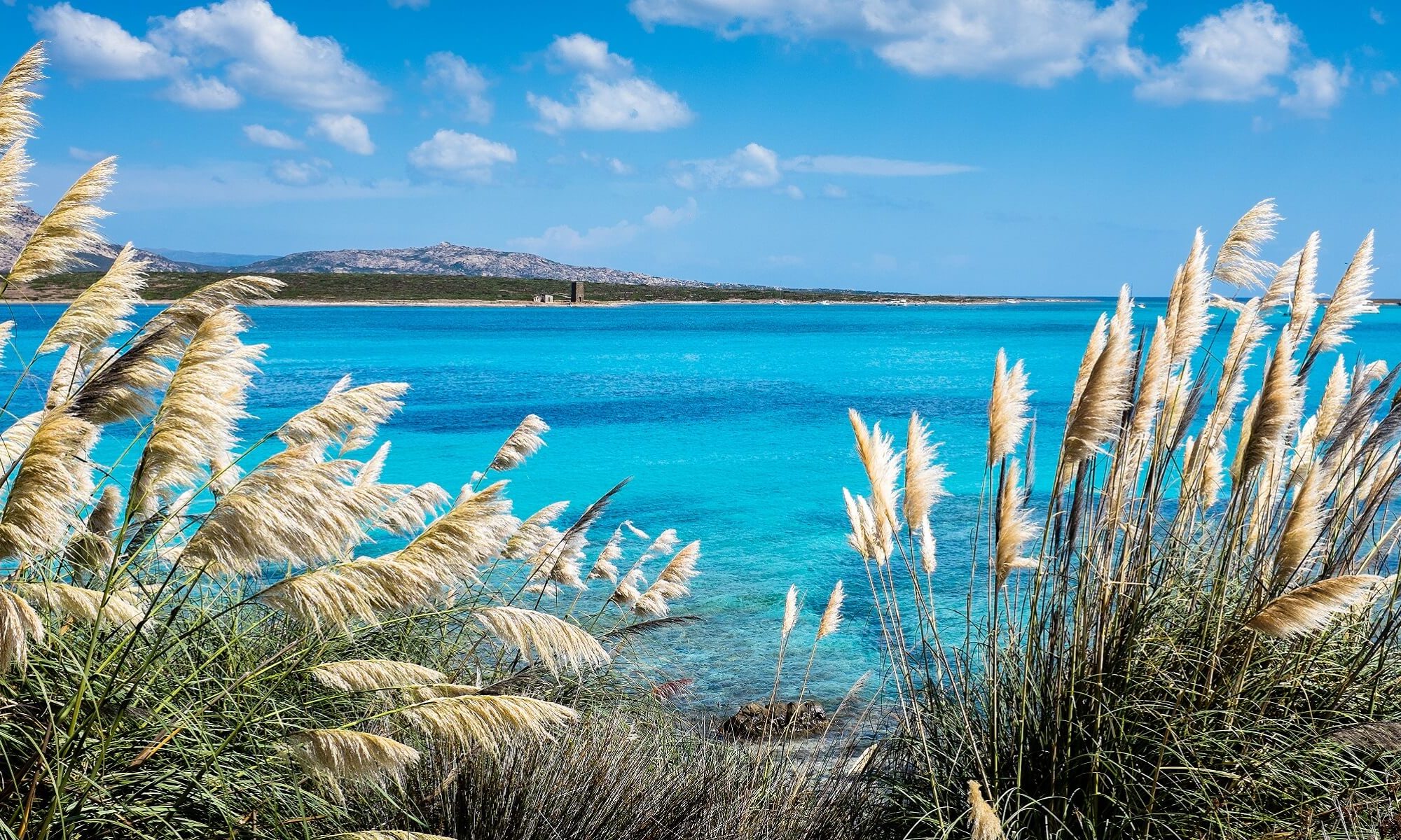 Türkisblaues Meer gibt es am Stintino Strand auf Sardinien