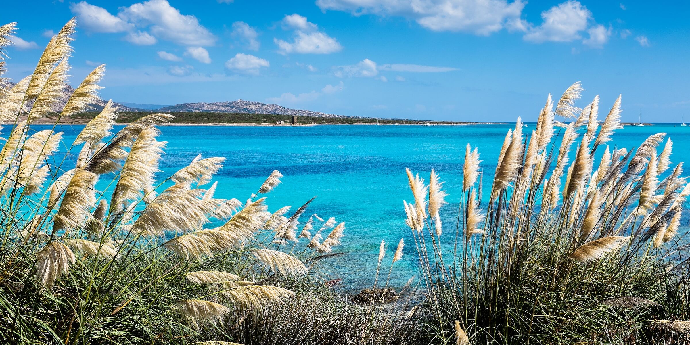 Türkisblaues Meer gibt es am Stintino Strand auf Sardinien
