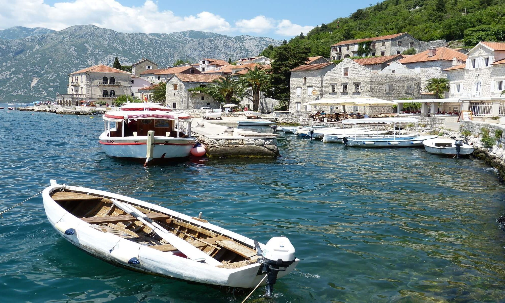 Boot und Hafen in Perast