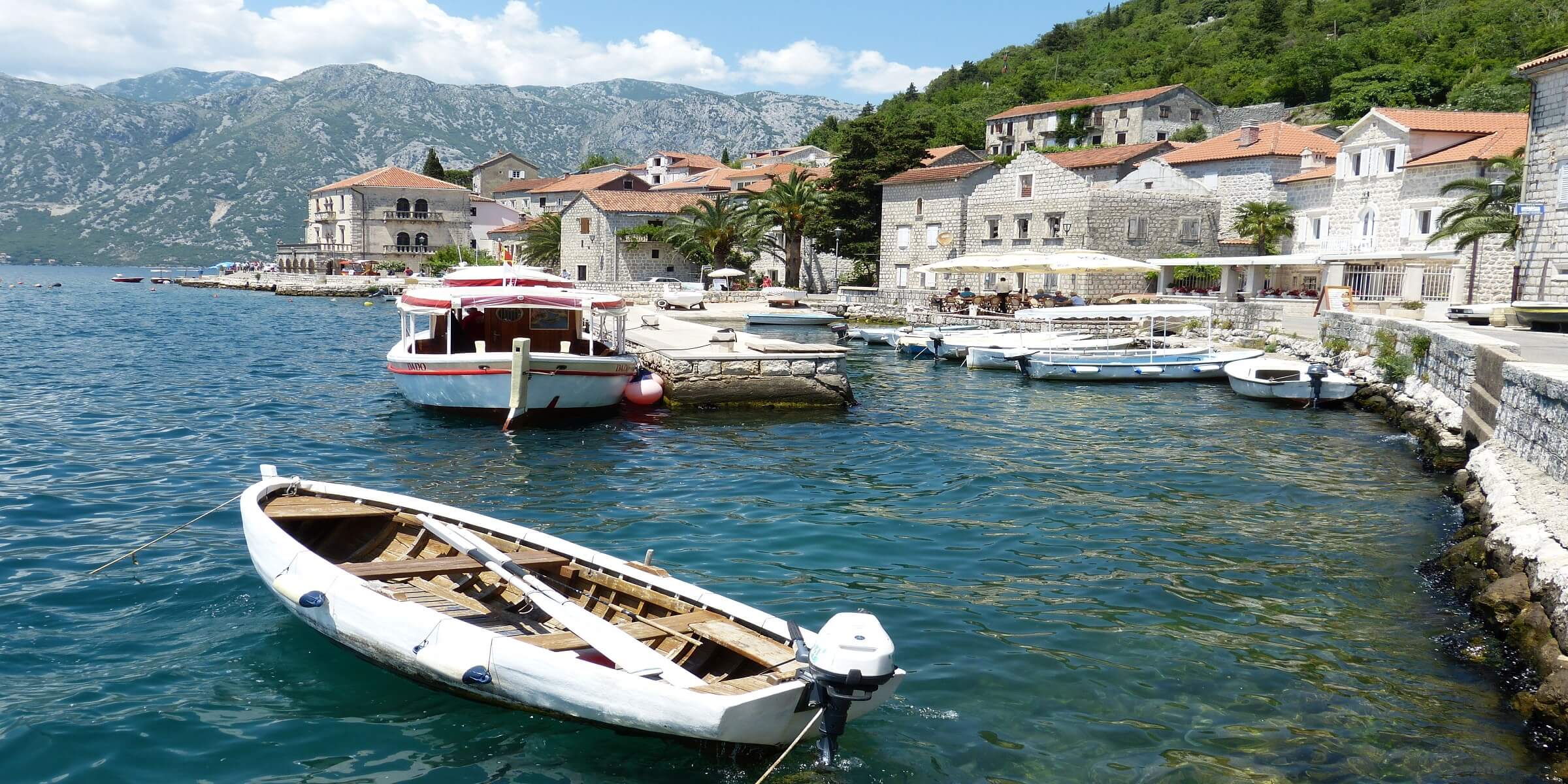 Boot und Hafen in Perast