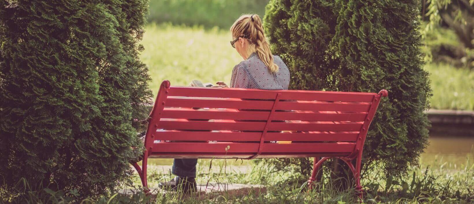 Das Typische Bild, das viele von Singles haben: Einsam und niedergeschlagen. Das ist natürlich Quatsch – das Singledasein hat nämlich einige Vorteile.