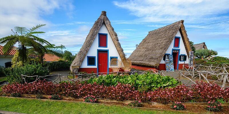 Unsere besten Reisetipps für den Urlaub auf Madeira: Santnanas typische Madeira-Häuschen