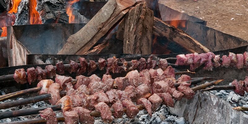 Espetada em Pau de Lauro: Fleischspieß auf dem Lorbeerstock