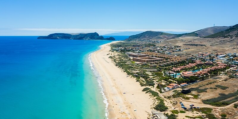 Unsere besten Reisetipps für den Urlaub auf Madeira: Sandstrand auf der Nachbarinsel Porto Santo