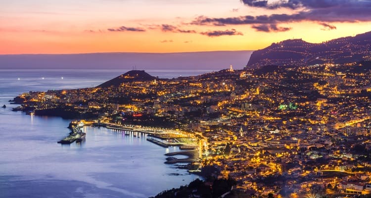 Singlereise nach Madeira - Funchal bei Nacht