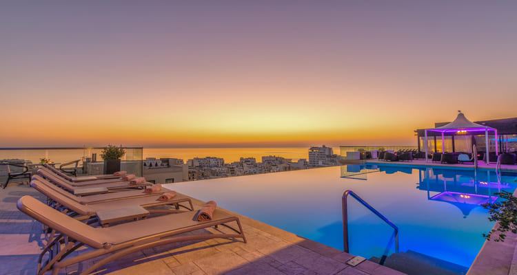 Singlereise nach Malta - Infinity Pool im AX The Palace Sliema