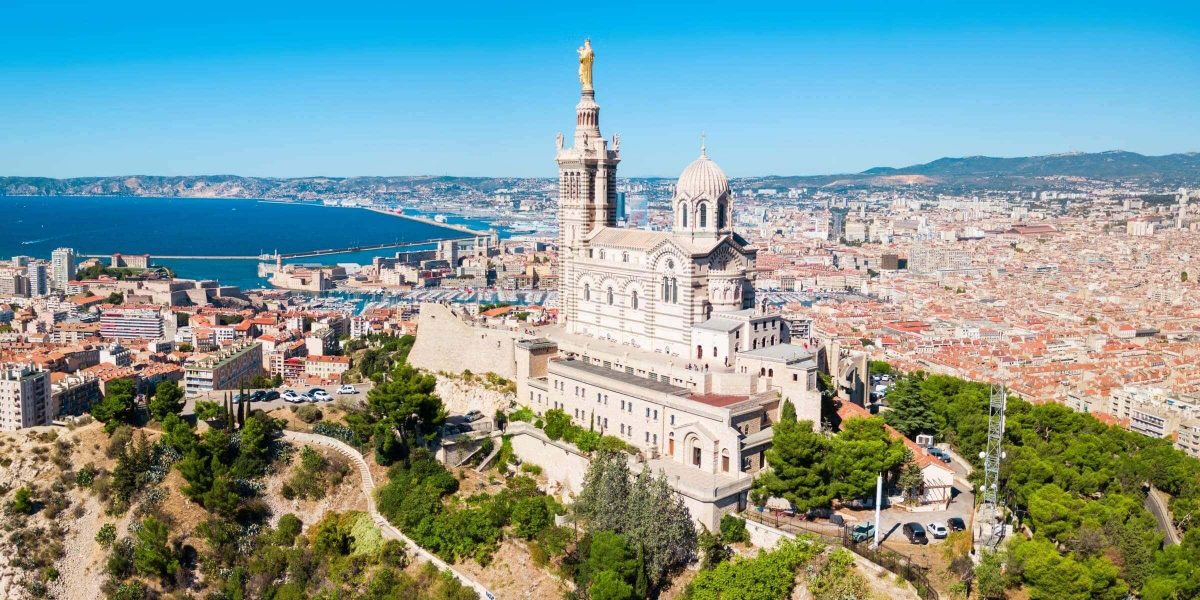 Singlereise nach Marseille - Blick über Kirche und Stadt