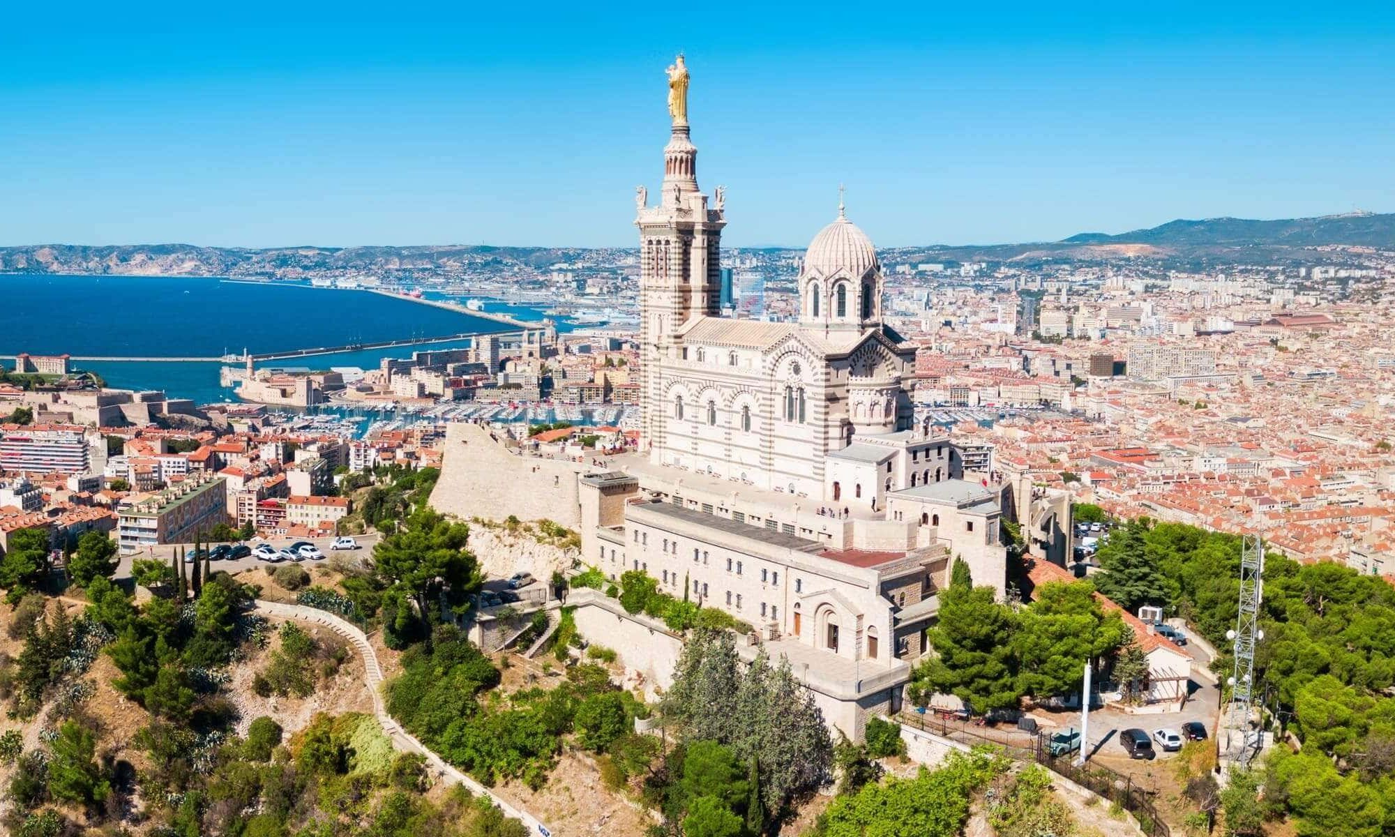 Singlereise nach Marseille - Blick über Kirche und Stadt