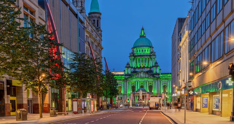 Singlereise nach Nordirland - City Hall in Belfast
