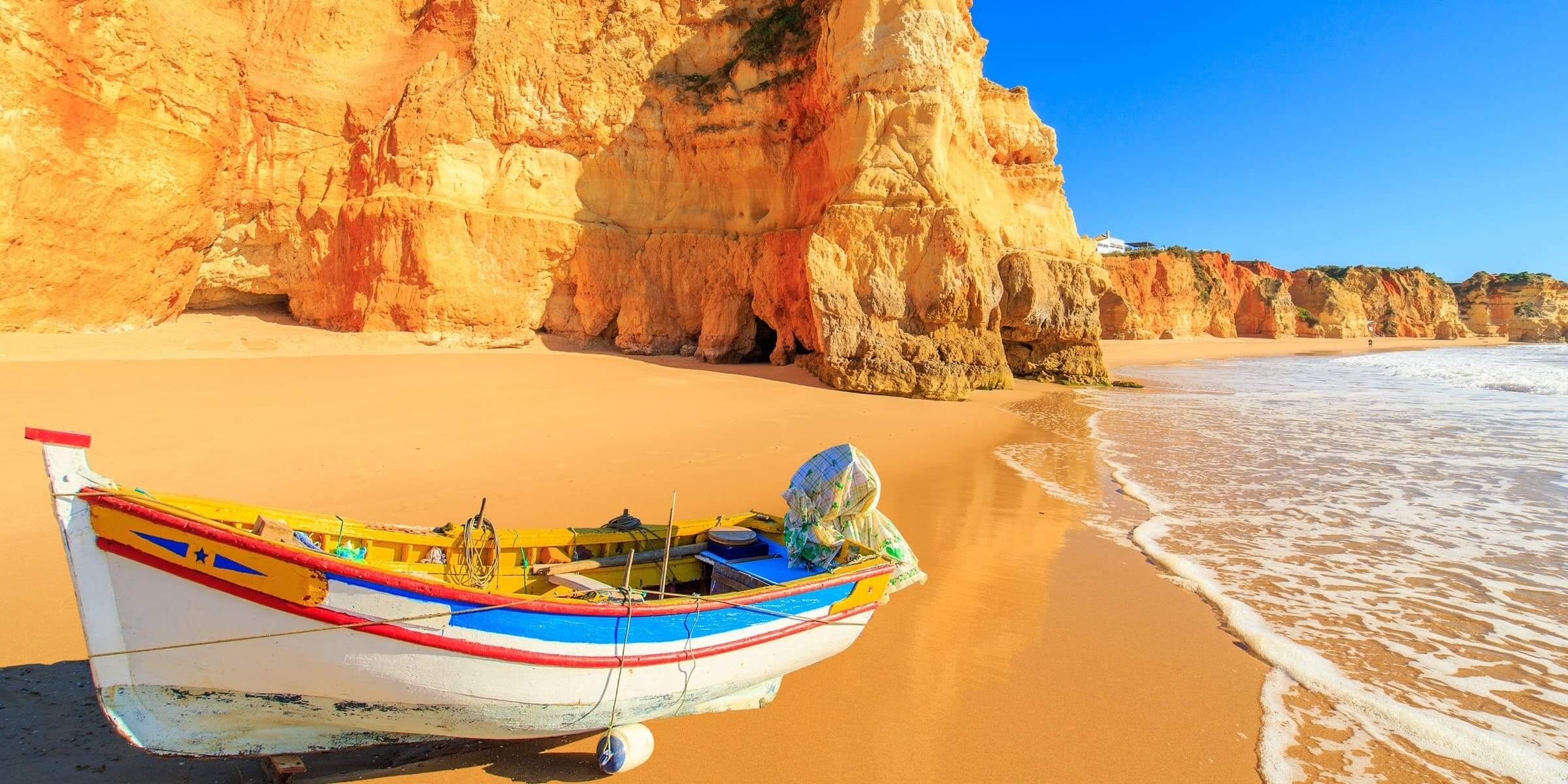 Singlereise nach Portugal - Boot am Strand