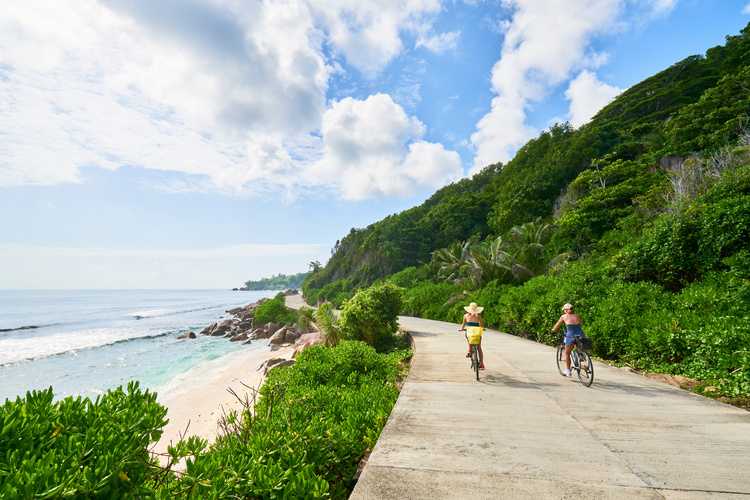 Frau fährt Fahrrad um die Seychellen