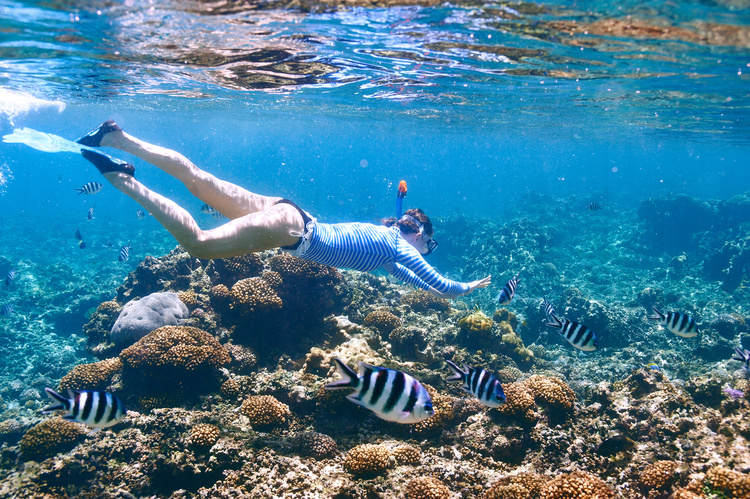 Frau schnorchelt unter Wassr auf den Seychellen