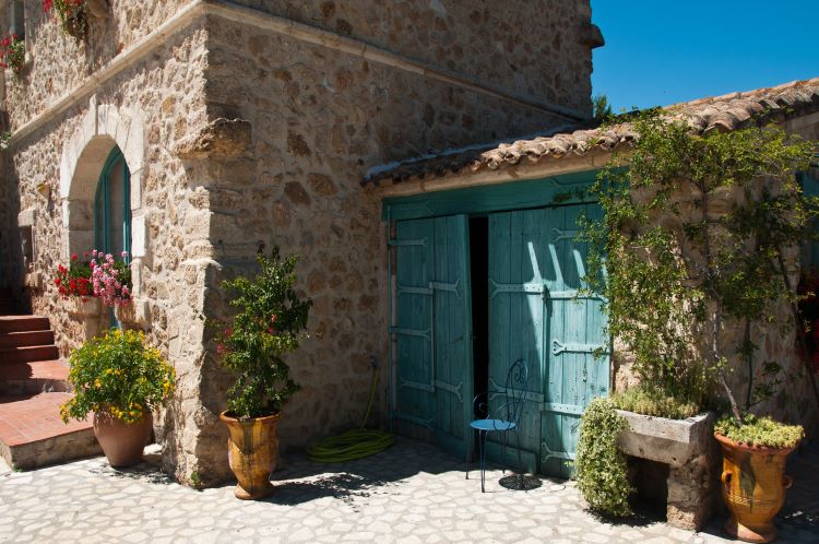 Ein typischer Bauernhof im franzoesischen Midi auf der adamare Singlereise ins Languedoc