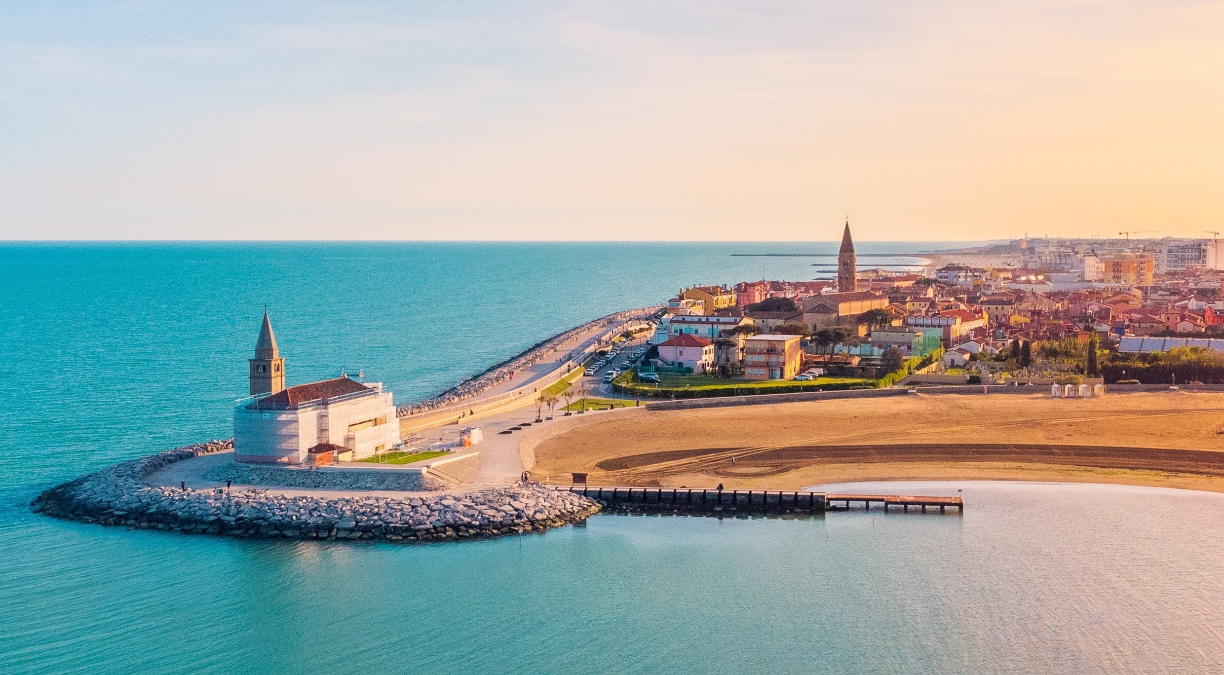 Der wunderschoene Strand von Caorle laedt zur Entspannung ein bei der adamare Singlereise nach Venetien