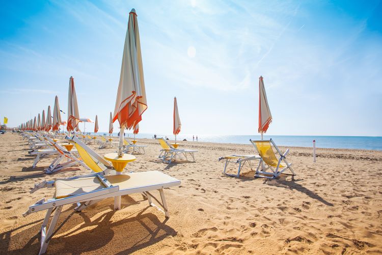 Strandtag am wunderschoenen Strand von Caorle auf der adamare Singlereise nach Venetien