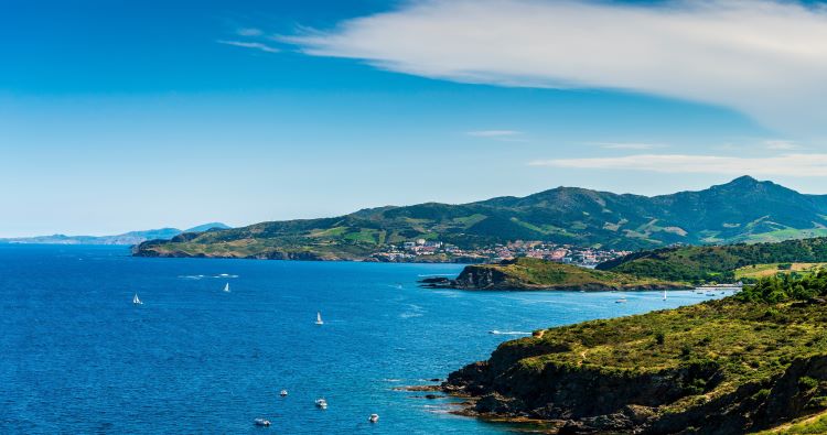 Entlang der wildromantische Cote Vermeille fuehrt die Bootstour auf der adamare Singlereise Languedoc