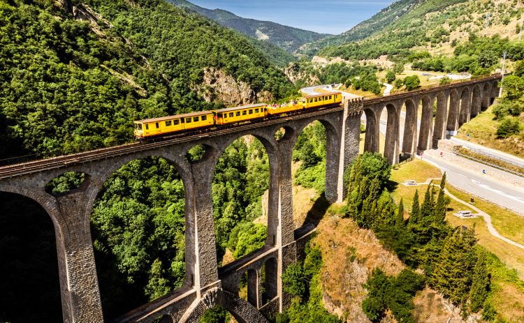 Der beruehmte gelbe Zug auf seiner Fahrt durch die Pyraeneen erleben die adamare Gaeste auf der Singlereise Languedoc