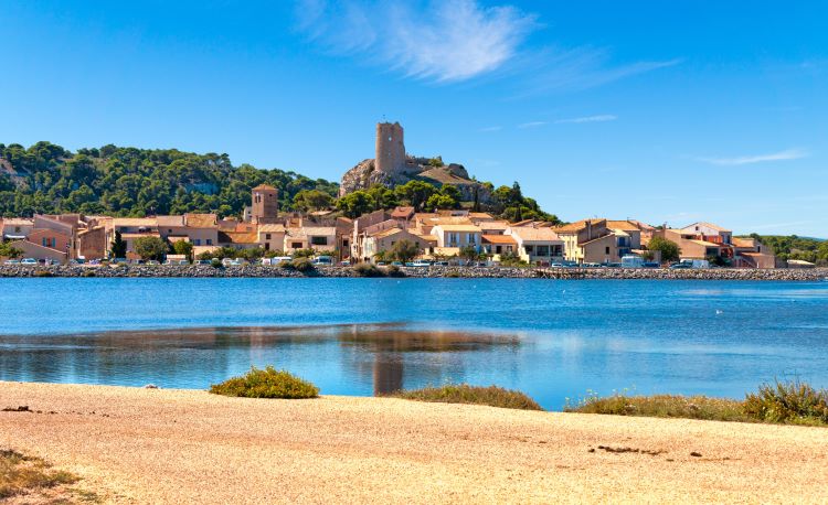 Die huebsche Ortschaft Gruissan im Naturpark Narbonnaise auf der adamare Singlereise ins Languedoc