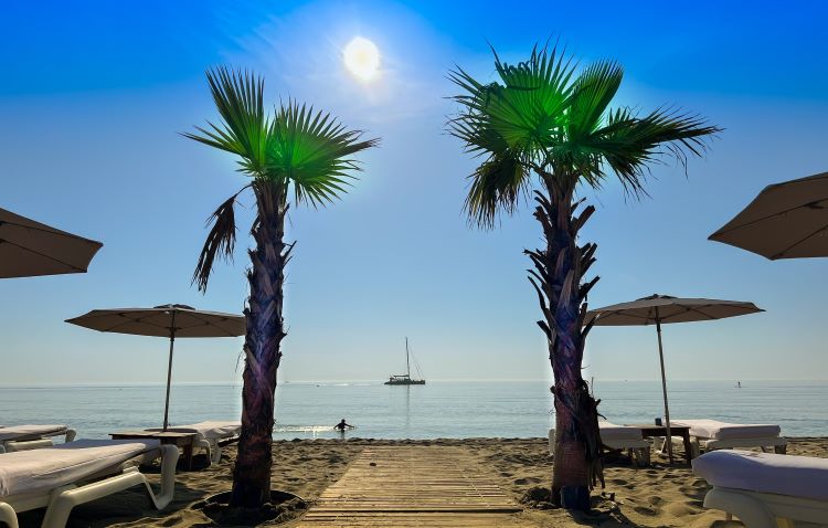 Eine Strandbar in Canet Plage fuer die adamare Gaeste auf der Singlereise Languedoc