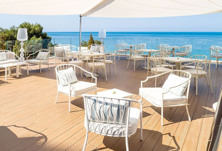 Die Bar Terrasse vom Strandhotel auf der adamare Singlereise nach Kampanien